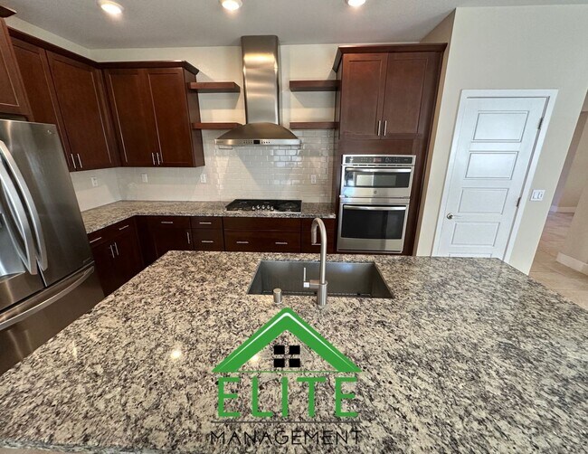 Building Photo - Charming and Spacious Home in Desirable El...