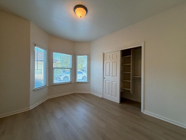 Building Photo - 4723 W Clinton Ave