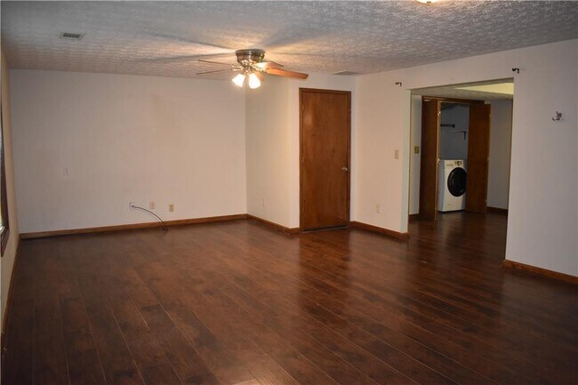 Building Photo - 2811 Pine Cone Ln