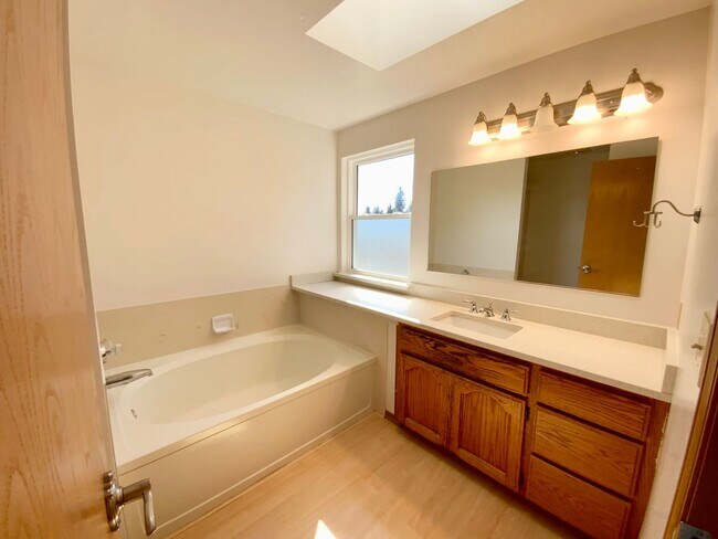 Building Photo - Stunning 4 Bedroom/2.5 bath- Move-In Ready Home with Private Backyard