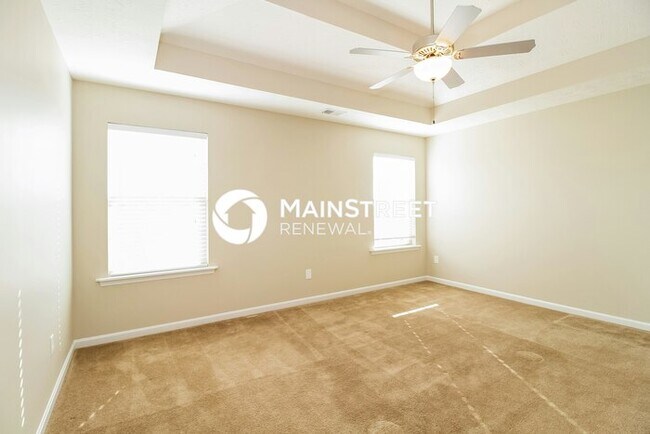 Building Photo - 4 Bedroom Pet-Friendly Home in Louisville, KY with Main Street Renewal