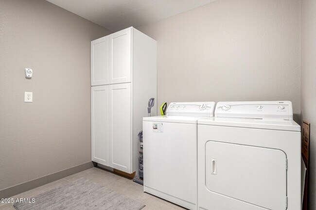 Building Photo - 9637 E Sundune Dr