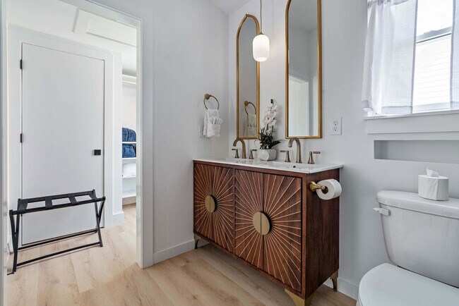 Building Photo - 30 W Castillo Dr