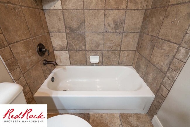 Building Photo - Beautiful Southgate Townhome!