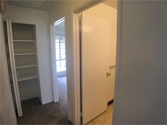 Building Photo - Great 2bd/2bath unit with 2 parking stalls...