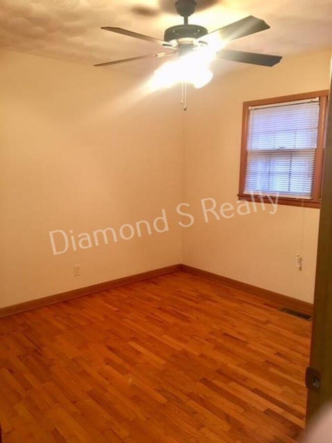 Building Photo - LOCATION! LOCATION! LOCATION!  South Springfield Duplex Available!