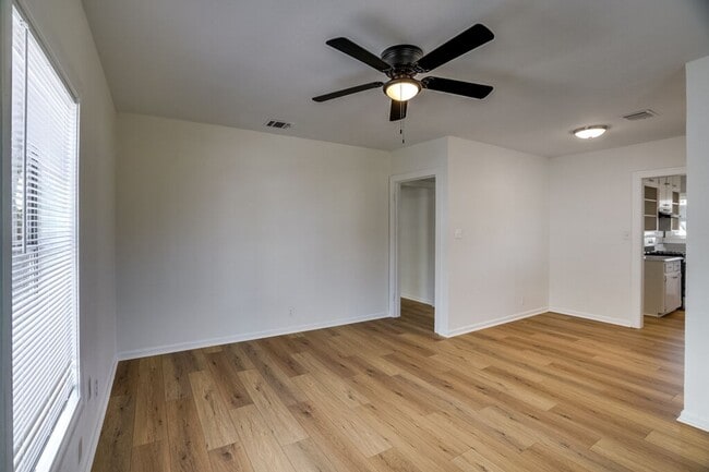 Building Photo - 2933 Moss St