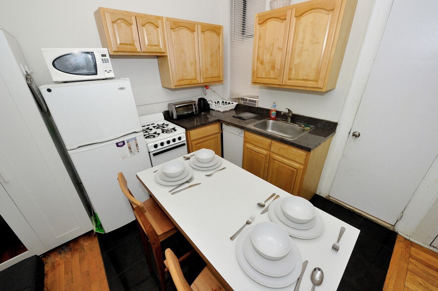 Building Photo - 416 W 46th St
