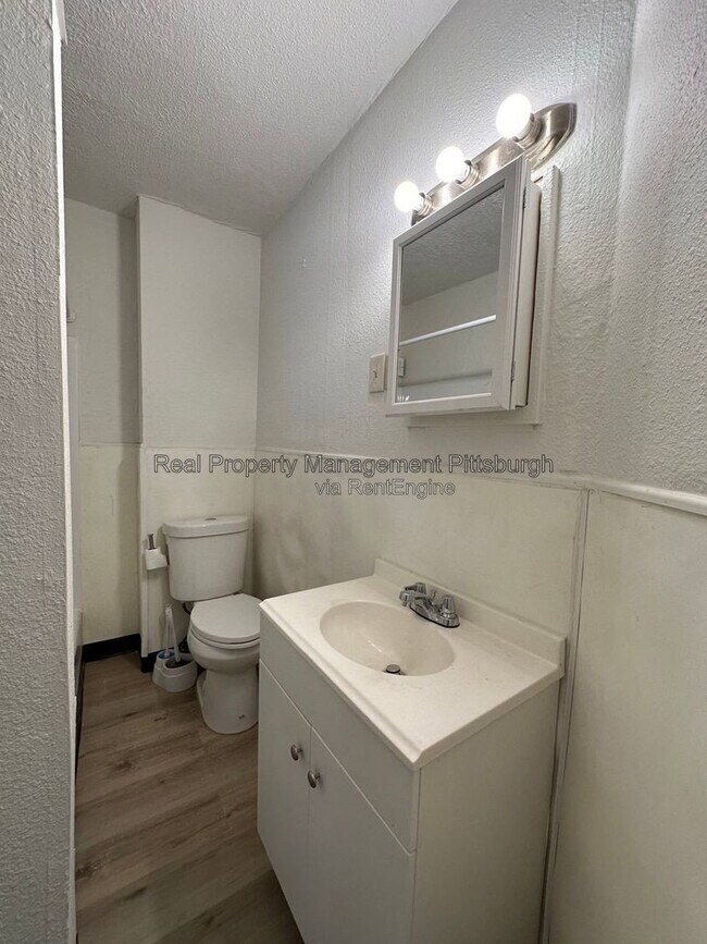 Building Photo - 208 Rolfe St