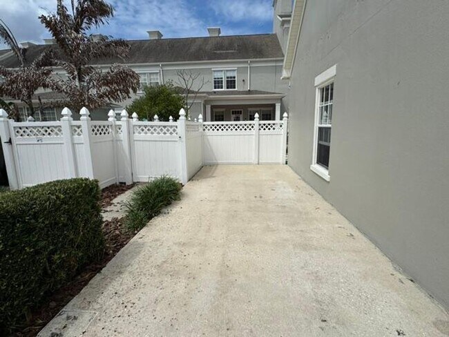Building Photo - 4 Bedroom fully renovated Townhome in the Main Village of Celebration