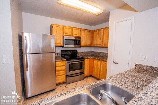 Building Photo - Beautiful & Inviting 3Bdm 2Ba Condo at Tuscan Villas