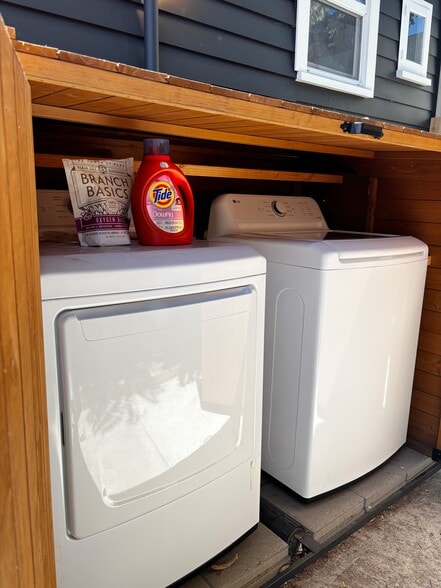 Personal, brand new, outdoor laundry (washer and dryer) - 4077 Stephens St