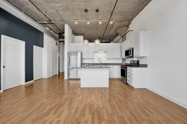 Building Photo - 3963 W Belmont Ave