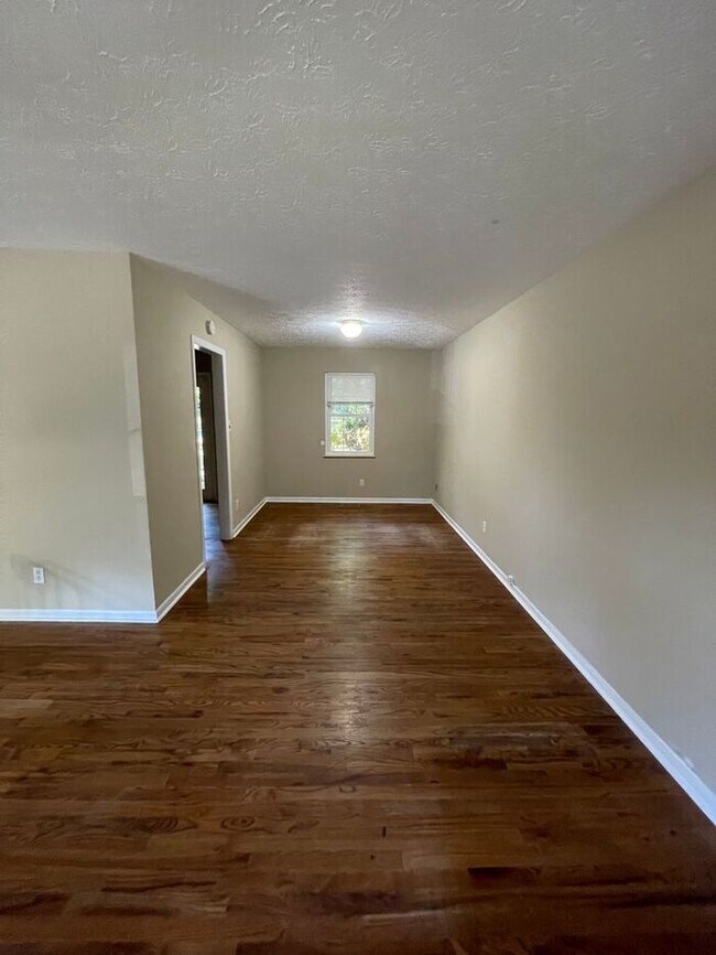 Building Photo - 3 bed, 2.5 bath, 2 car garage split foyer home in West Knoxville