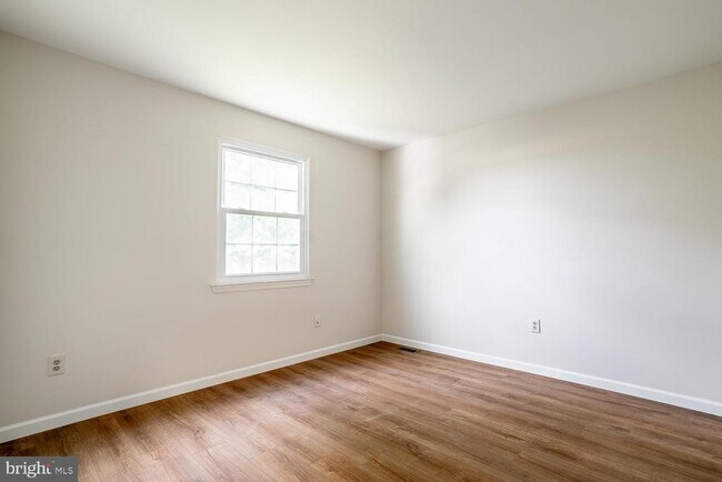 Building Photo - 10 Honey Locust Ln