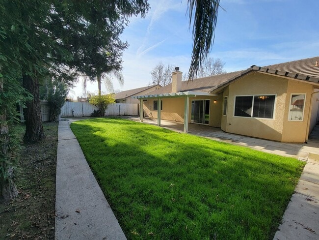 Building Photo - 3 Bedroom 2 Bathroom in NE Visalia!