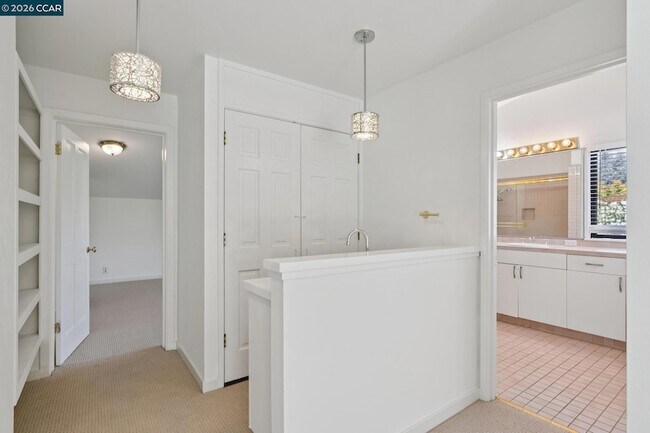 Building Photo - 660 La Casa Via