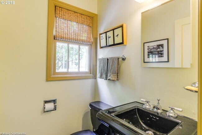 Building Photo - Beautiful Dream Home in the Southwest Hills! Call now to live amongst the trees!