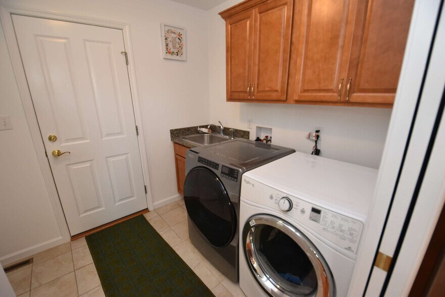 Building Photo - 25910 Rolling Hills Dr