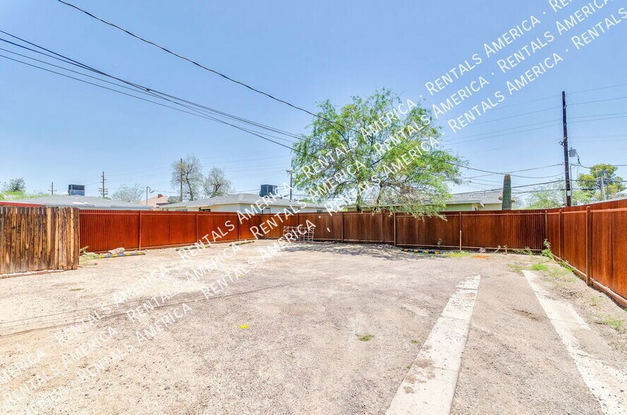 Building Photo - 826 E 6th St