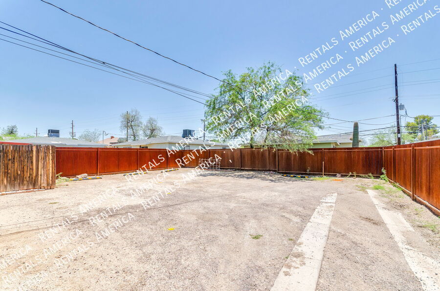 Building Photo - 826 E 6th St