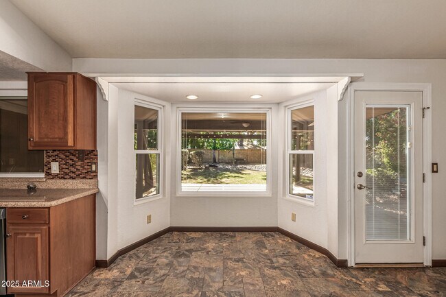 Building Photo - 5109 E Kathleen Rd