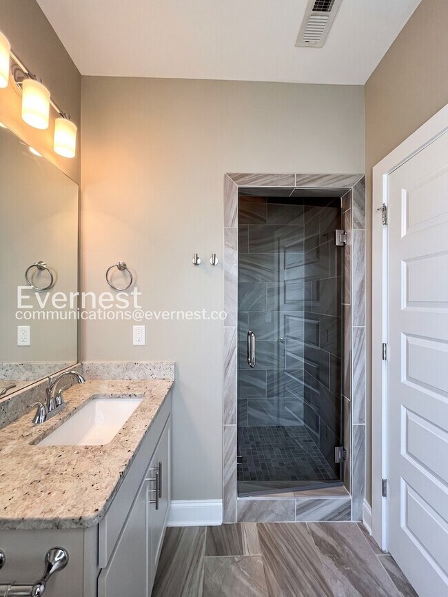 Building Photo - Spacious 3-Bed/3.5 Bath Townhome/ Available Now!