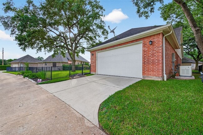 Building Photo - 4727 Lake Village Dr