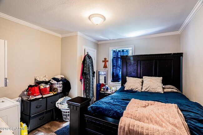 Building Photo - 800 N St Antoine St