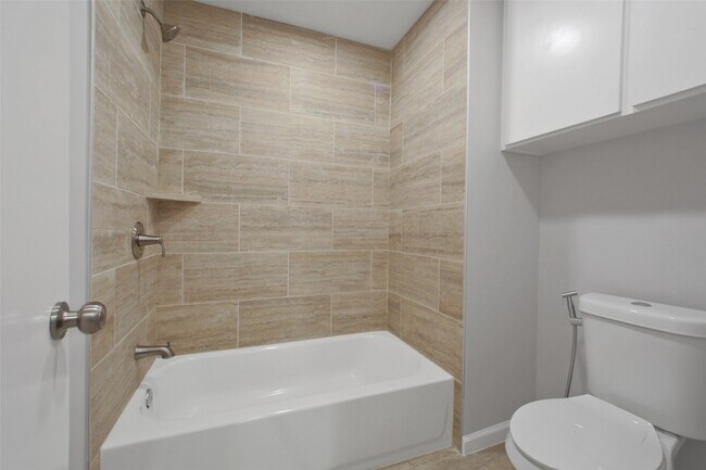 Building Photo - 15815 Baytree Dr