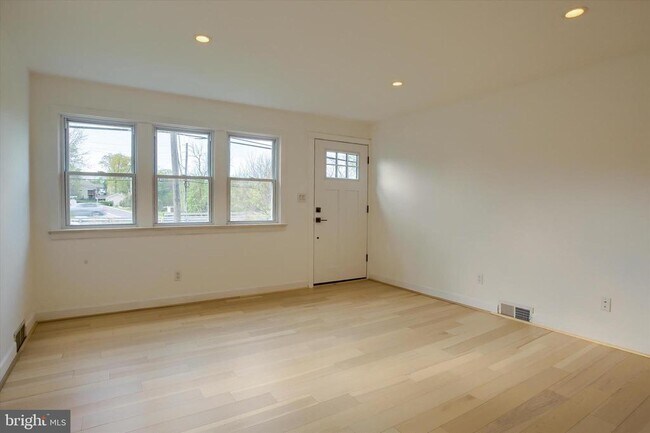 Building Photo - 2400 Linglestown Rd