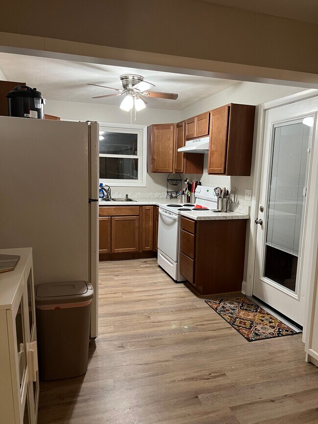 Building Photo - 2008 Robin Rd