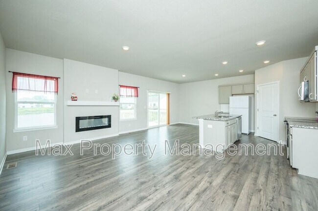 Building Photo - 425 SE Willow Run Ln