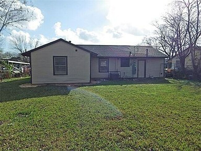 Primary Photo - 3 bed / 1 bath home in South Houston - Mov...