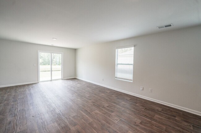 Building Photo - AVAILABLE NOW!