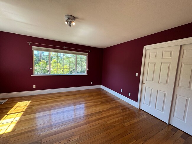 Building Photo - Gorgeous updated single level home in S.Wa...