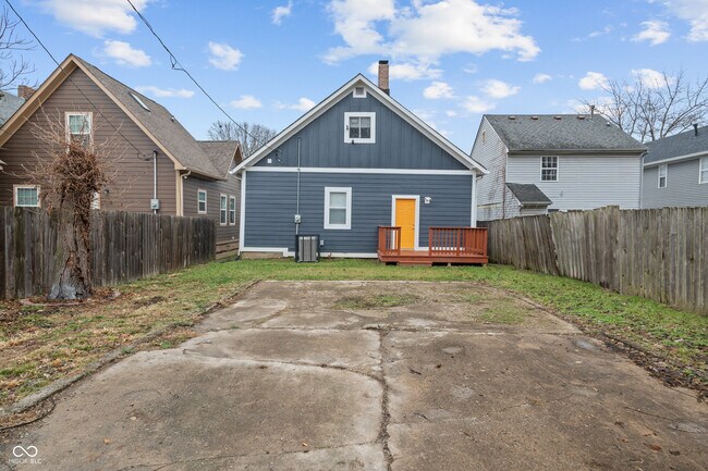 Building Photo - 2224 N Kenwood Ave