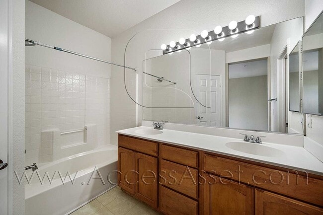 Building Photo - Beautiful 3 Bed / 2.5 Bath Townhouse In Vi...
