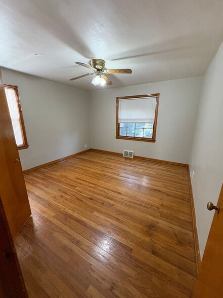 Building Photo - 1420 Villa Dr