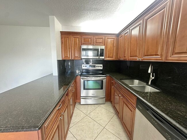 Building Photo - 208 Lake Arbor Dr