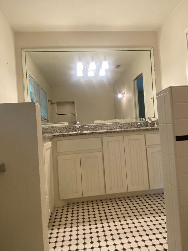 Building Photo - 4 BEDROOM WITH POOL