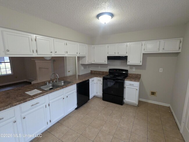 Building Photo - 2872 Waverly Dr