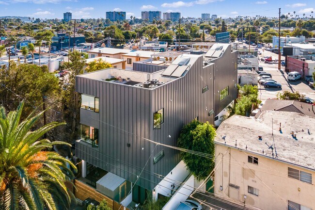 Building Photo - 2478 Penmar Ave