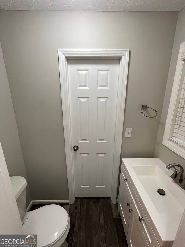 Building Photo - 2220 Mahan Dr