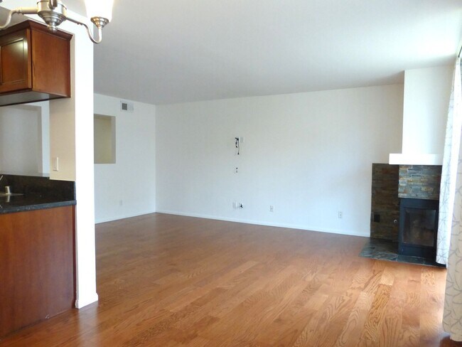Building Photo - Large San Pedro Condo for Lease | 3 Bed - 2 Bath | 2 Garage Spaces