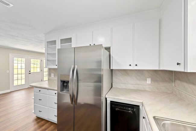 Building Photo - 201 Roberts St