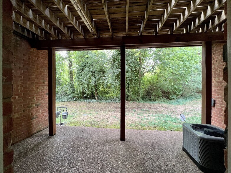 Building Photo - 116 Carriage Ct
