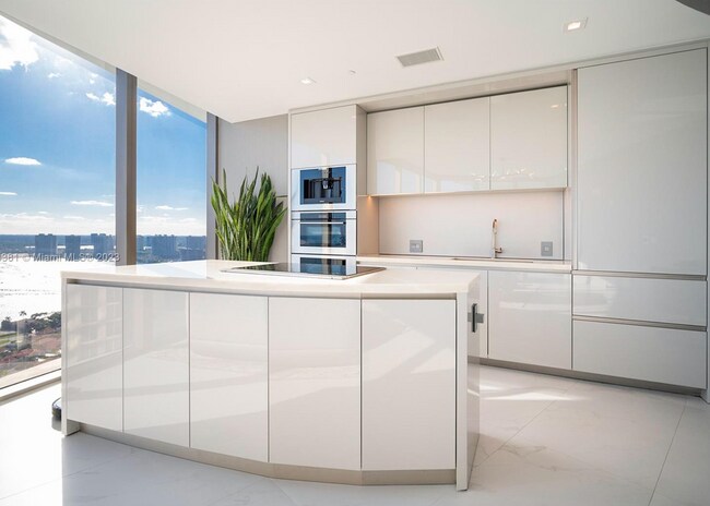 Building Photo - 18975 Collins Ave