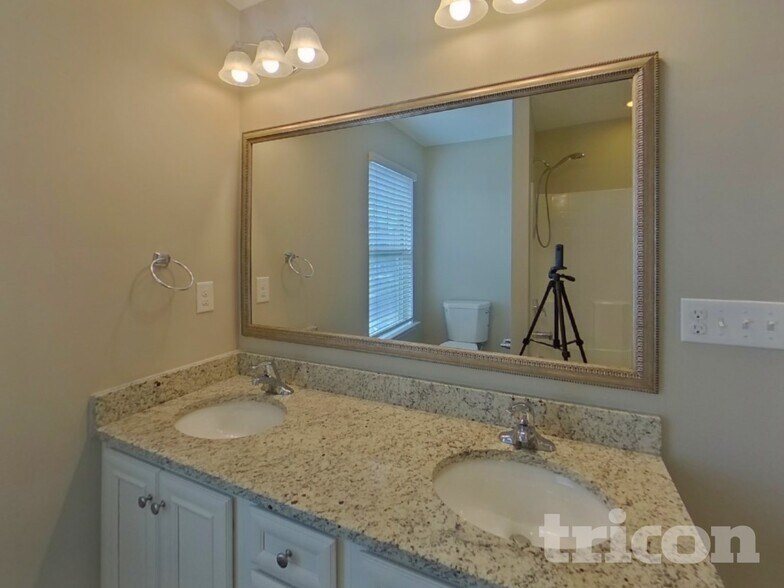 Building Photo - 618 Grantleigh Dr