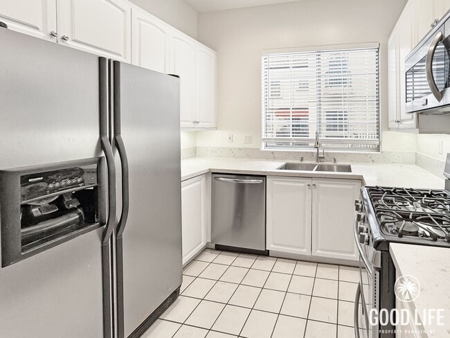 Building Photo - Bright 2Bd/2.5Ba End Unit w/Water/Sewer/Trash Included In Prestigious Tustin Community!